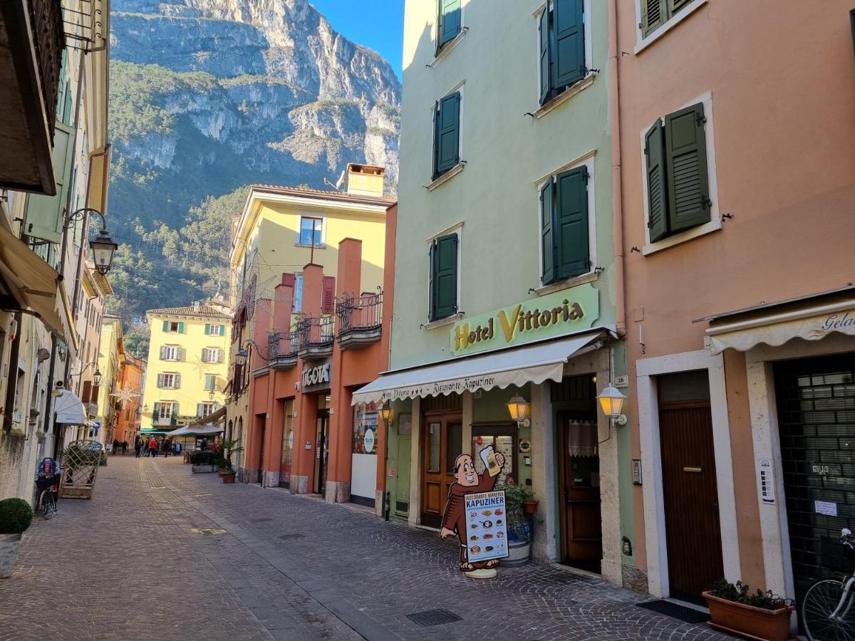 Hotel Vittoria Riva del Garda Bagian luar foto