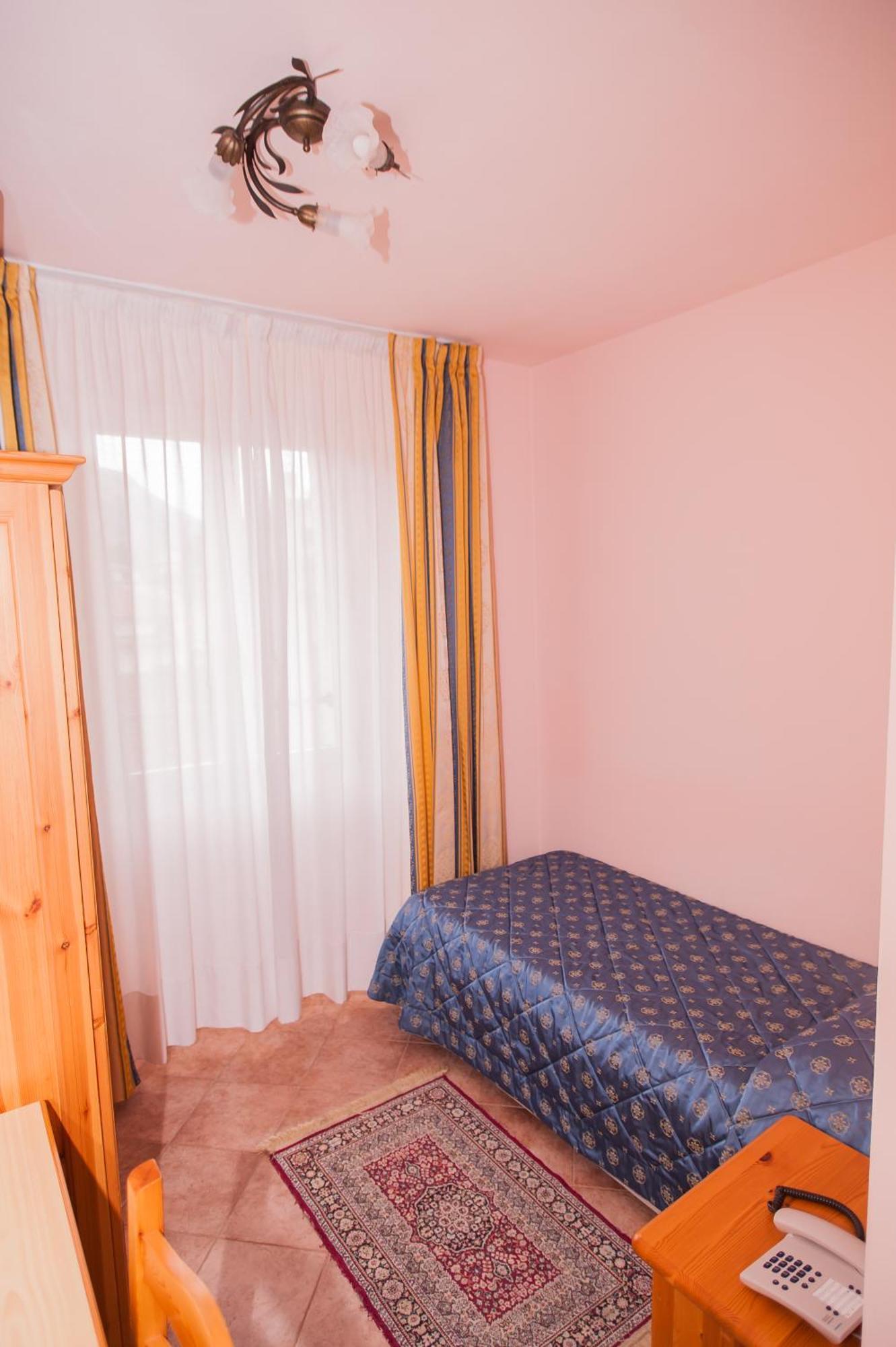 Hotel Vittoria Riva del Garda Ruang foto