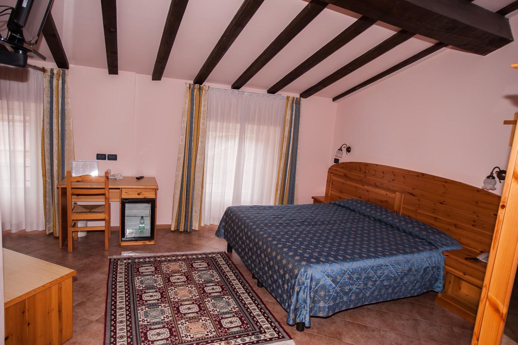Hotel Vittoria Riva del Garda Ruang foto