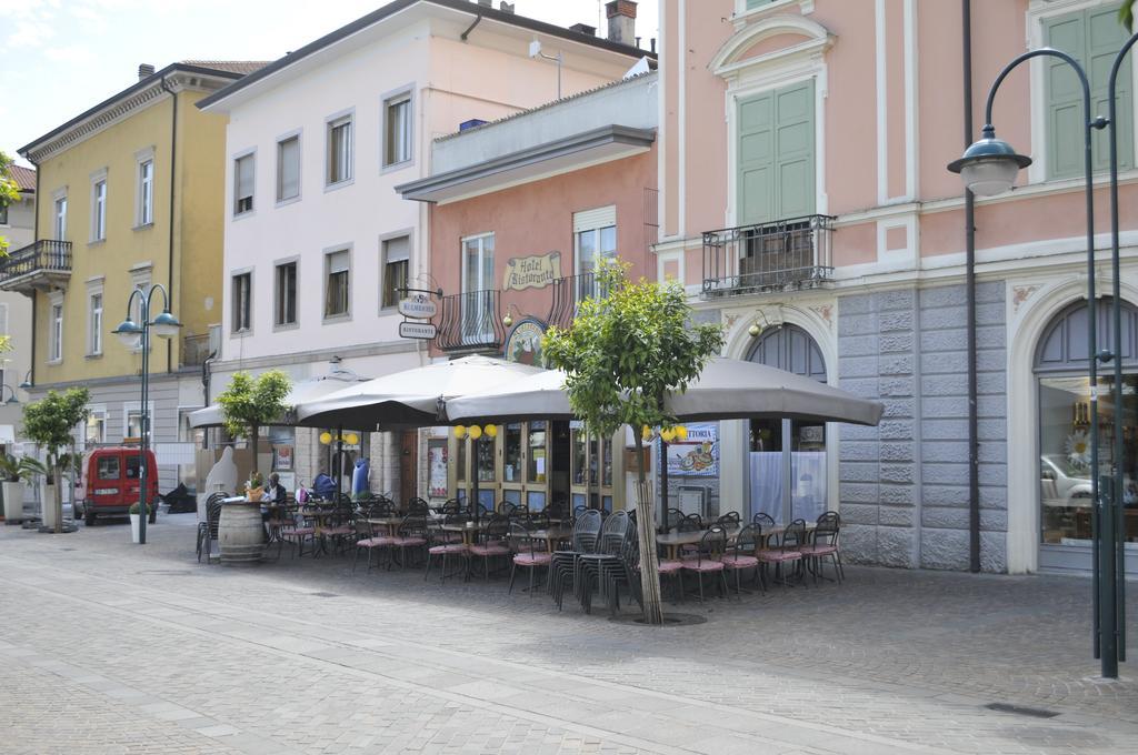 Hotel Vittoria Riva del Garda Bagian luar foto